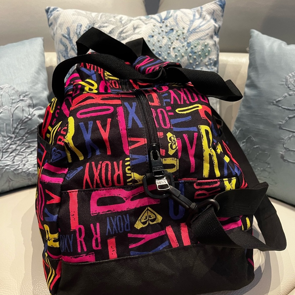 Brand New!!  Roxy Logo Duffel Bag - Picture 4 of 9